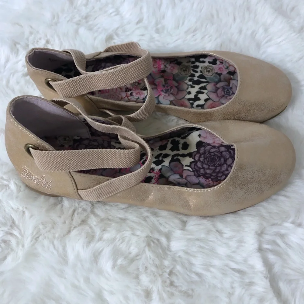 Blowfish Gold Closed Toe Dress Shoes 2 Youth